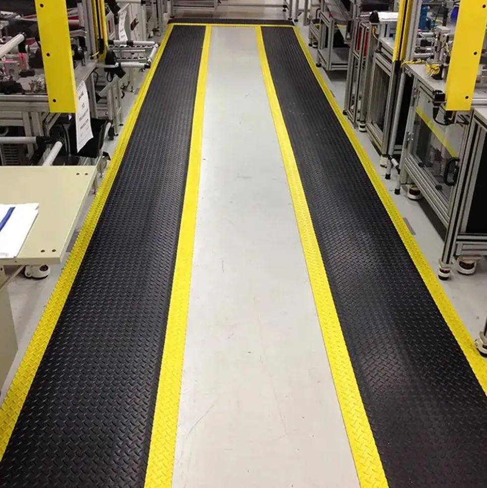 Wearwell Diamond-Plate SpongeCote 3x5 Ft Black w/Yellow Borders